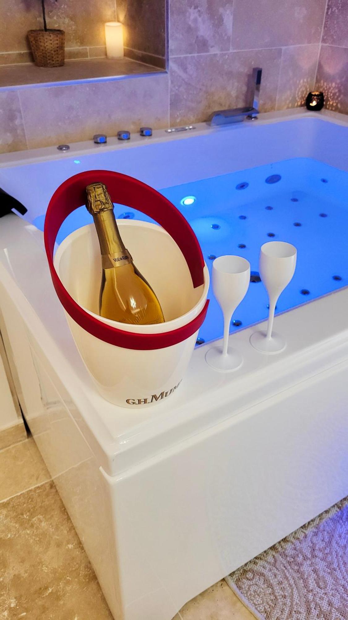 - La Suite Delos - Jacuzzi 2 Places - Centre Ville A Pied - Lit Queen Size - Parking Privee - Wifi - City Center Within Walking Distance - Quimper Esterno foto