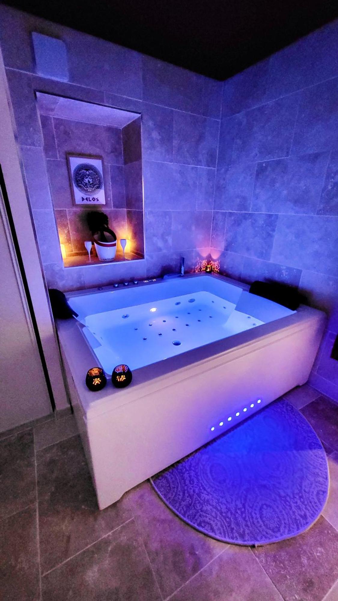 - La Suite Delos - Jacuzzi 2 Places - Centre Ville A Pied - Lit Queen Size - Parking Privee - Wifi - City Center Within Walking Distance - Quimper Esterno foto