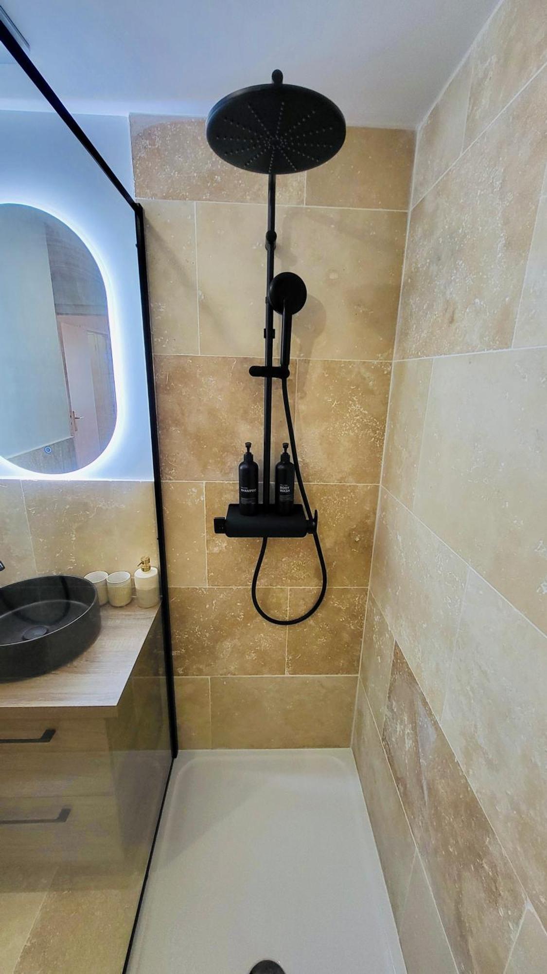 - La Suite Delos - Jacuzzi 2 Places - Centre Ville A Pied - Lit Queen Size - Parking Privee - Wifi - City Center Within Walking Distance - Quimper Esterno foto