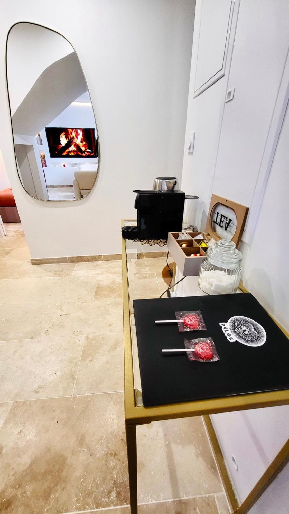 - La Suite Delos - Jacuzzi 2 Places - Centre Ville A Pied - Lit Queen Size - Parking Privee - Wifi - City Center Within Walking Distance - Quimper Esterno foto