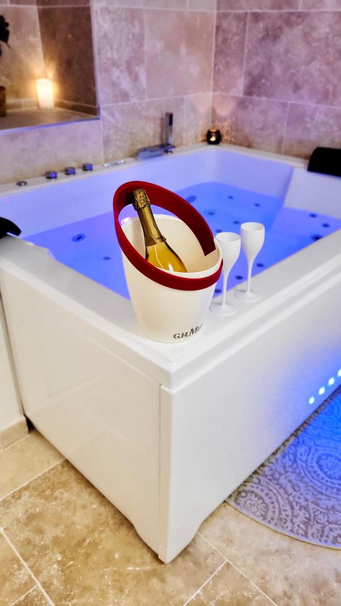 - La Suite Delos - Jacuzzi 2 Places - Centre Ville A Pied - Lit Queen Size - Parking Privee - Wifi - City Center Within Walking Distance - Quimper Esterno foto