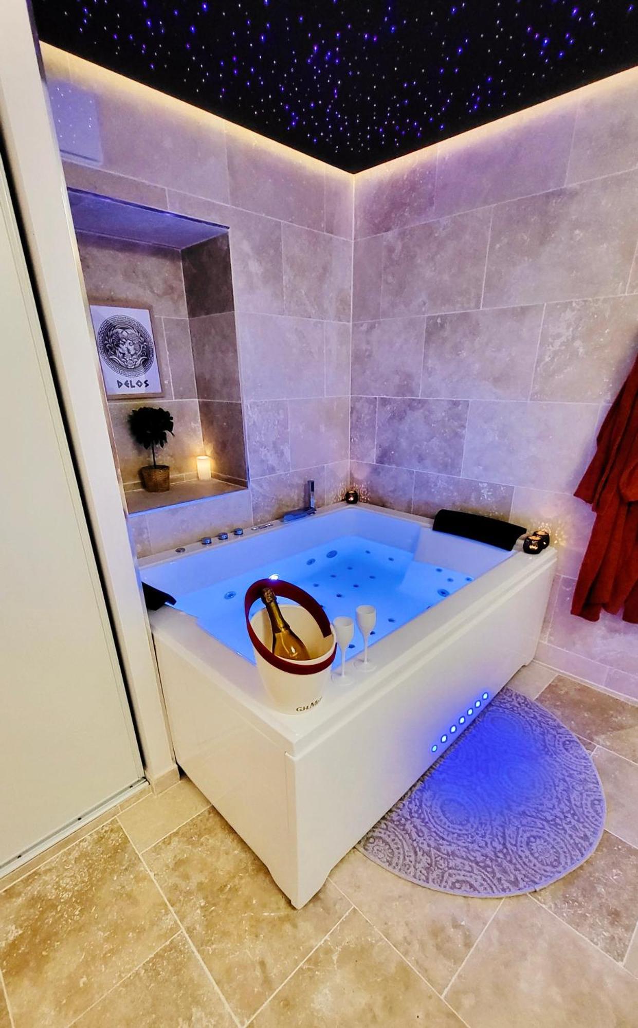 - La Suite Delos - Jacuzzi 2 Places - Centre Ville A Pied - Lit Queen Size - Parking Privee - Wifi - City Center Within Walking Distance - Quimper Esterno foto