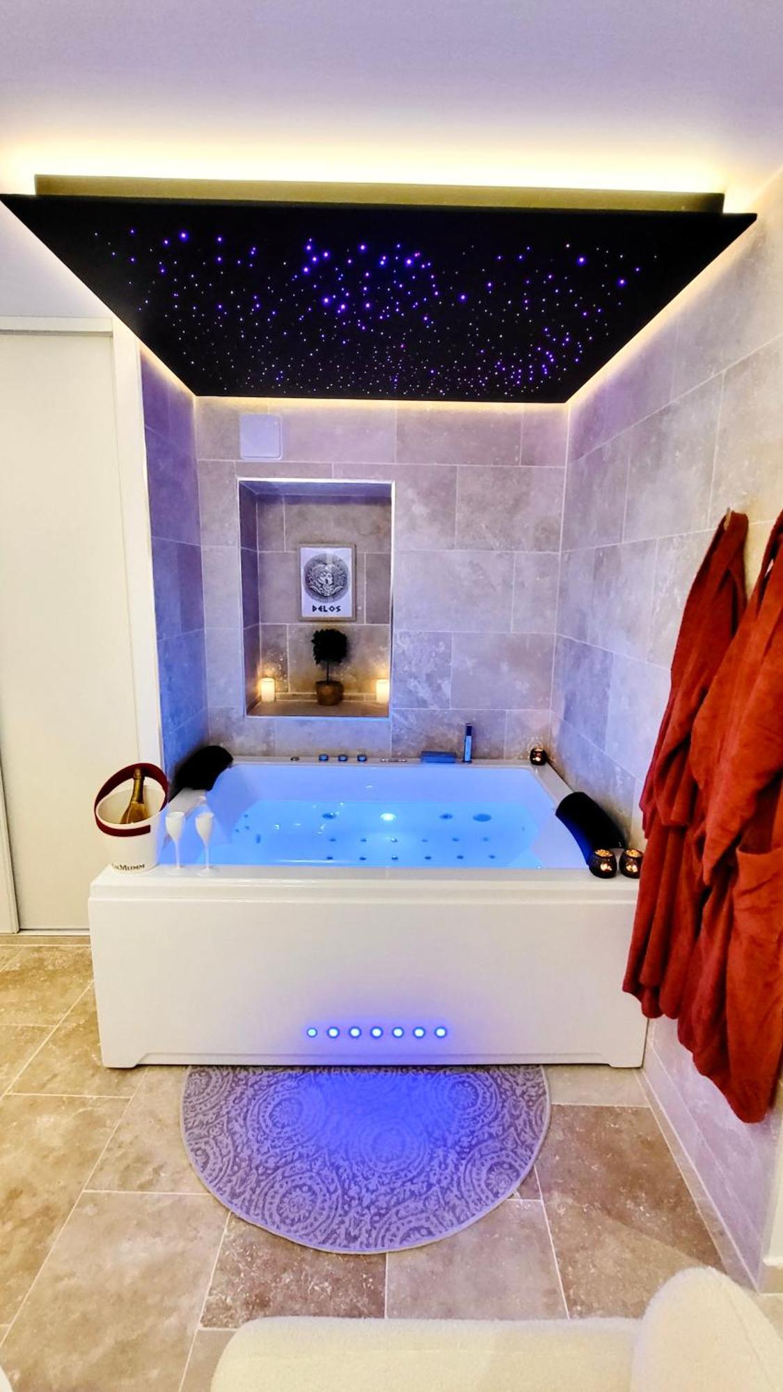 - La Suite Delos - Jacuzzi 2 Places - Centre Ville A Pied - Lit Queen Size - Parking Privee - Wifi - City Center Within Walking Distance - Quimper Esterno foto