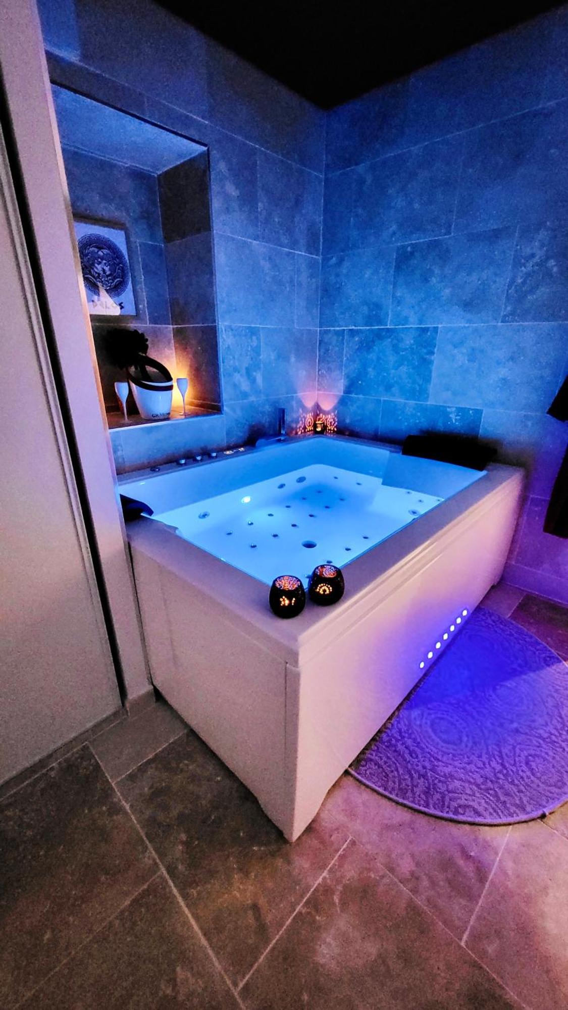 - La Suite Delos - Jacuzzi 2 Places - Centre Ville A Pied - Lit Queen Size - Parking Privee - Wifi - City Center Within Walking Distance - Quimper Esterno foto