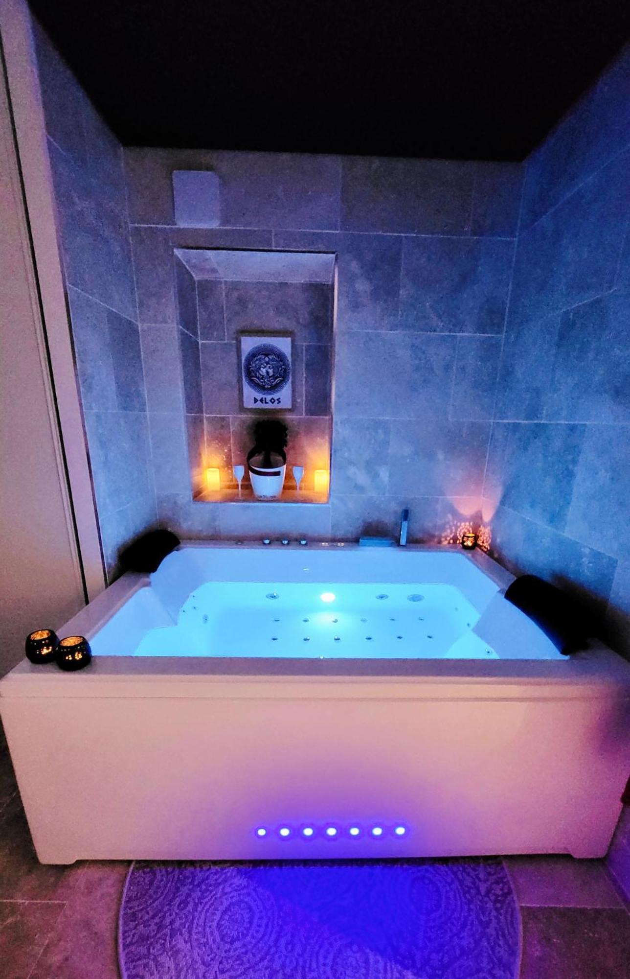 - La Suite Delos - Jacuzzi 2 Places - Centre Ville A Pied - Lit Queen Size - Parking Privee - Wifi - City Center Within Walking Distance - Quimper Esterno foto